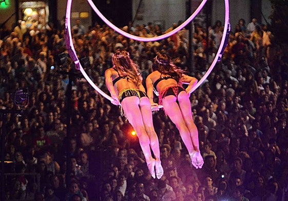 Noche en Blanco Acróbatas en la inauguración de la noche más larga de la cultura pacense.