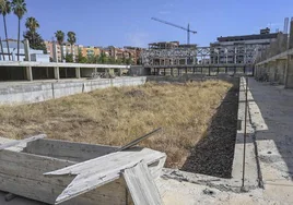 El foso de la piscina, esta semana, tras dos años de obras paradas.