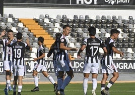 Álex Alegría dialoga con Álex Herrera en el duelo ante el Cacereño.