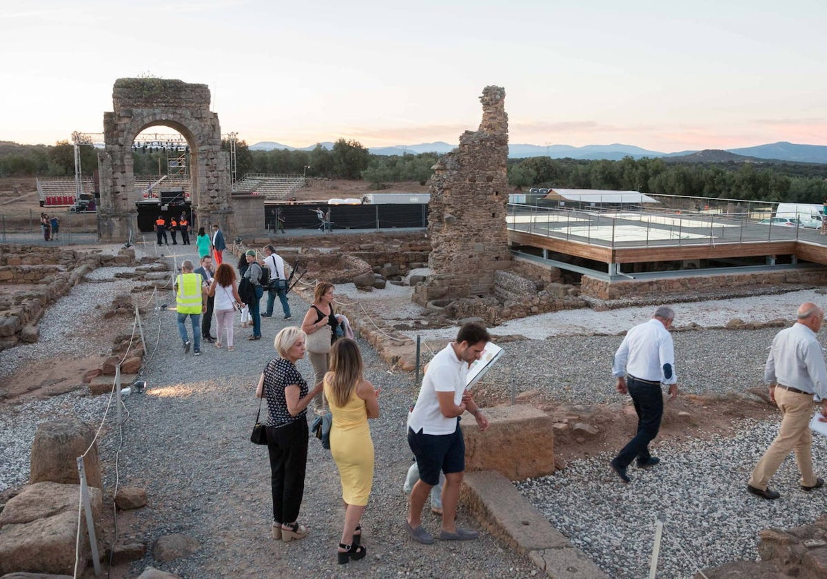 Visitantes en la Ciudad Romana de Cápara, con su famoso arco al fondo.