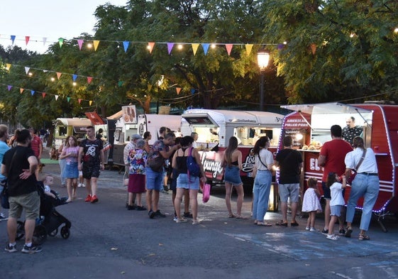 Personas esperando a comer en una edición de Foodtruck.