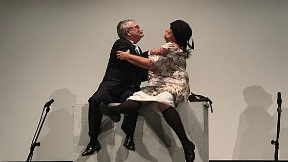 Un publico entregado ovacionó al grupo de teatro «El Buque Flavia» en su representación de la obra «Vaya par de Gemelas» que hoy de nuevo se pondrá en escena
