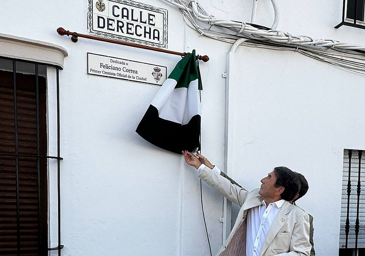 Descubrimiento de una de las dos placas en honor a Feliciano Correa. Esta, la colocada en el inicio de la calle Derecha, donde vive.