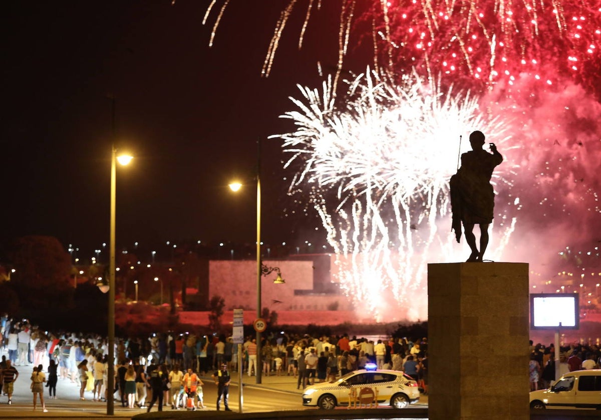 Fuegos artificiales para cerrar la Feria de Mérida.