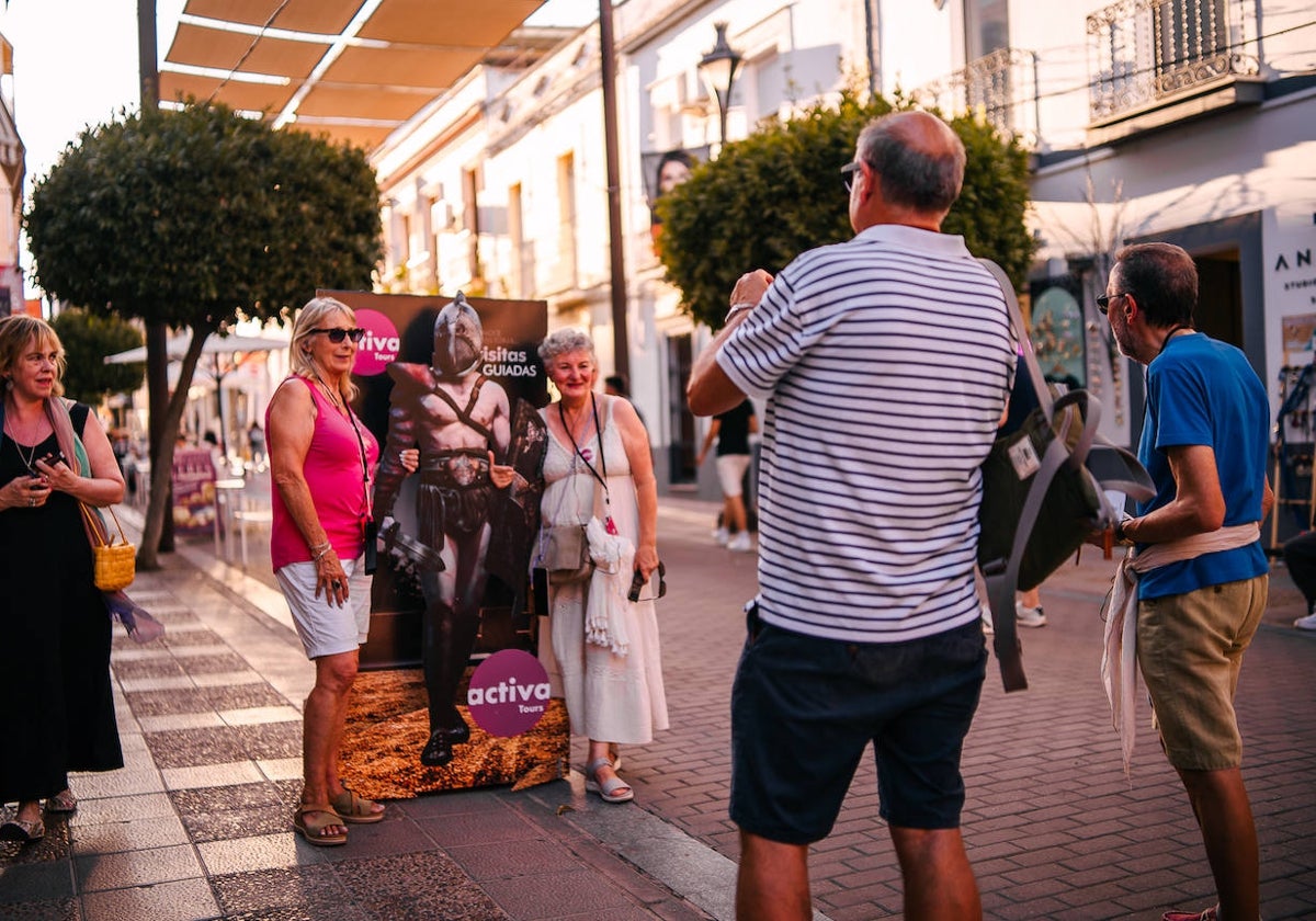 Un grupo de turistas se fotografía en los alrededores del Museo Nacional de Arte Romano.