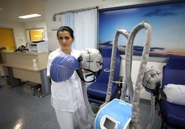 Una enfermera muestra en 2018 los cascos en la sala de quimioterapia del Hospital de Mérida.