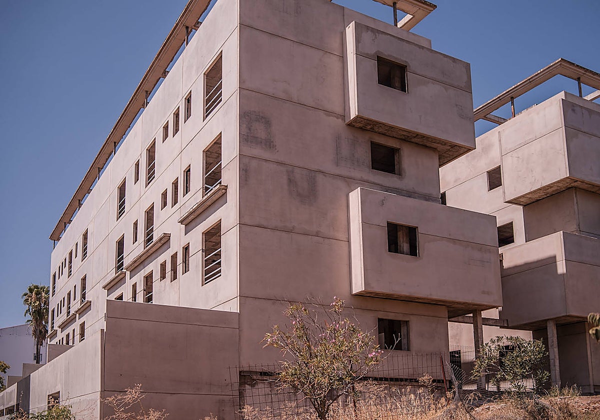 Edificio en la barriada Santa Eulalia abandonado desde 2009 y ahora en proceso de rehabilitación para apartamentos turísticos.