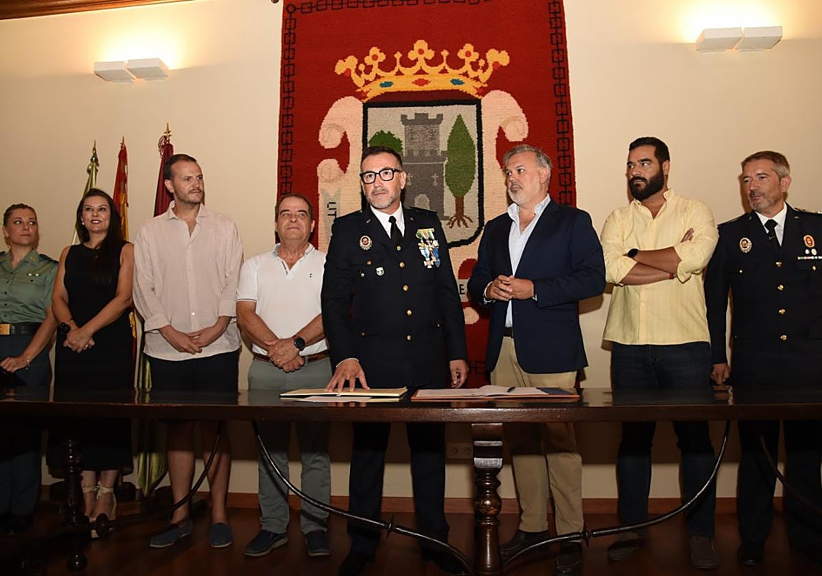 José Antonio Quijada Neila jura el cargo ante la presencia de Pizarro y su equipo de gobierno.