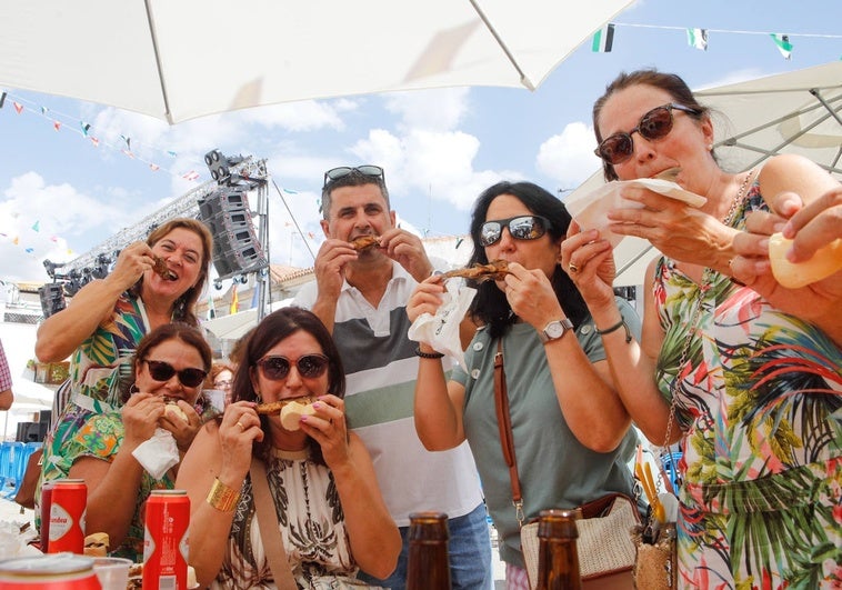 Grupo de amigos comiendo tencas este sábado en Navas del Madroño.