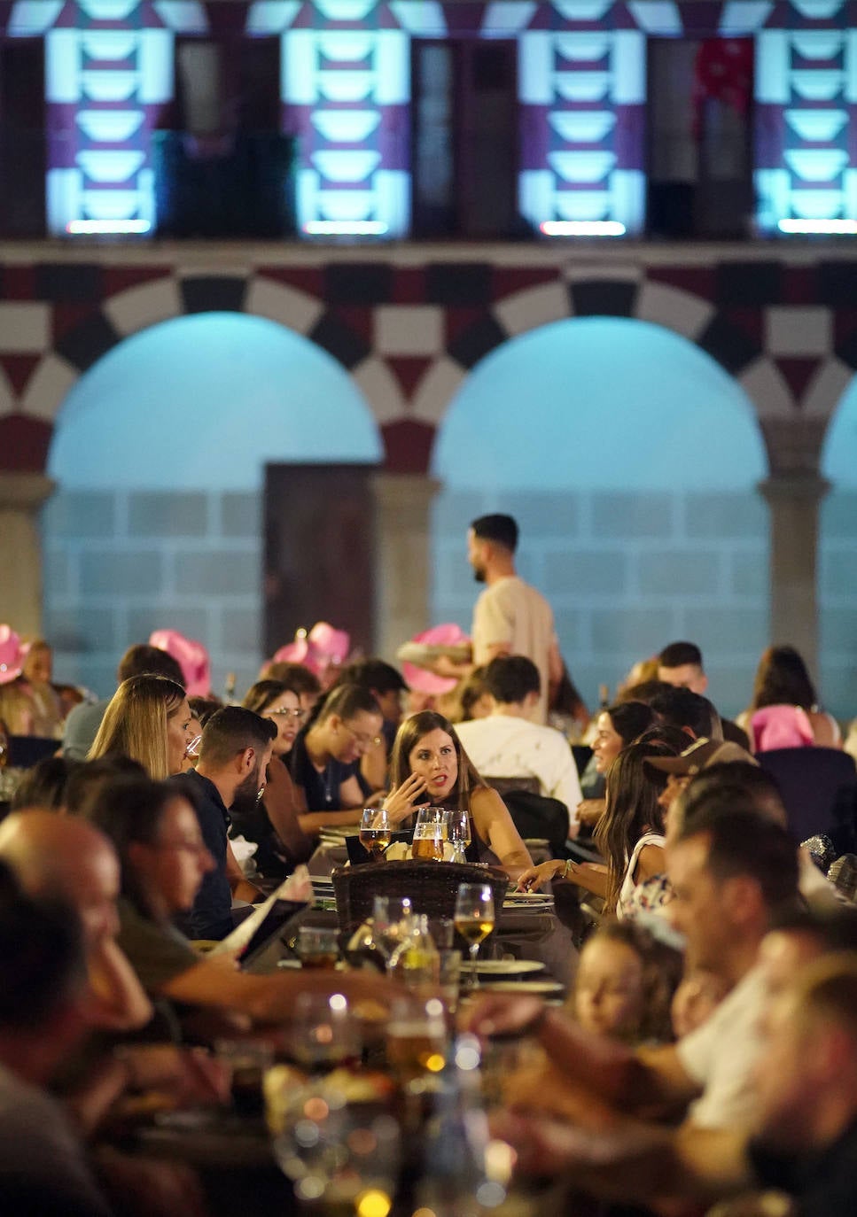 Fotos | Ambiente en la Plaza Alta de Badajoz en la clausura de la Ciudad Encendida