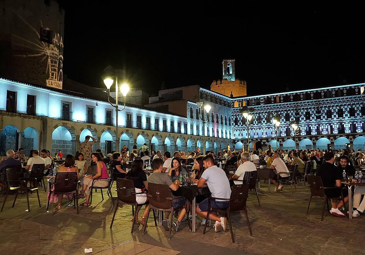 Fotos | Ambiente en la Plaza Alta de Badajoz en la clausura de la Ciudad Encendida