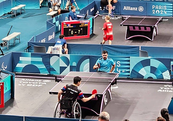 López Sayago, contra el coreano Kim Young-Gun este lunes en París.