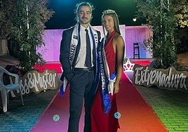 Celia Torvisco, nueva Miss Embajadores de la Moda de Extremadura 2024, junto a Ángel Vila, ganador masculino del mismo certamen.