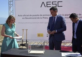 María Guardiola y Pedro Sánchez durante la colocación de la primera piedra de la gigafactoría en Navalmoral de la Mata.