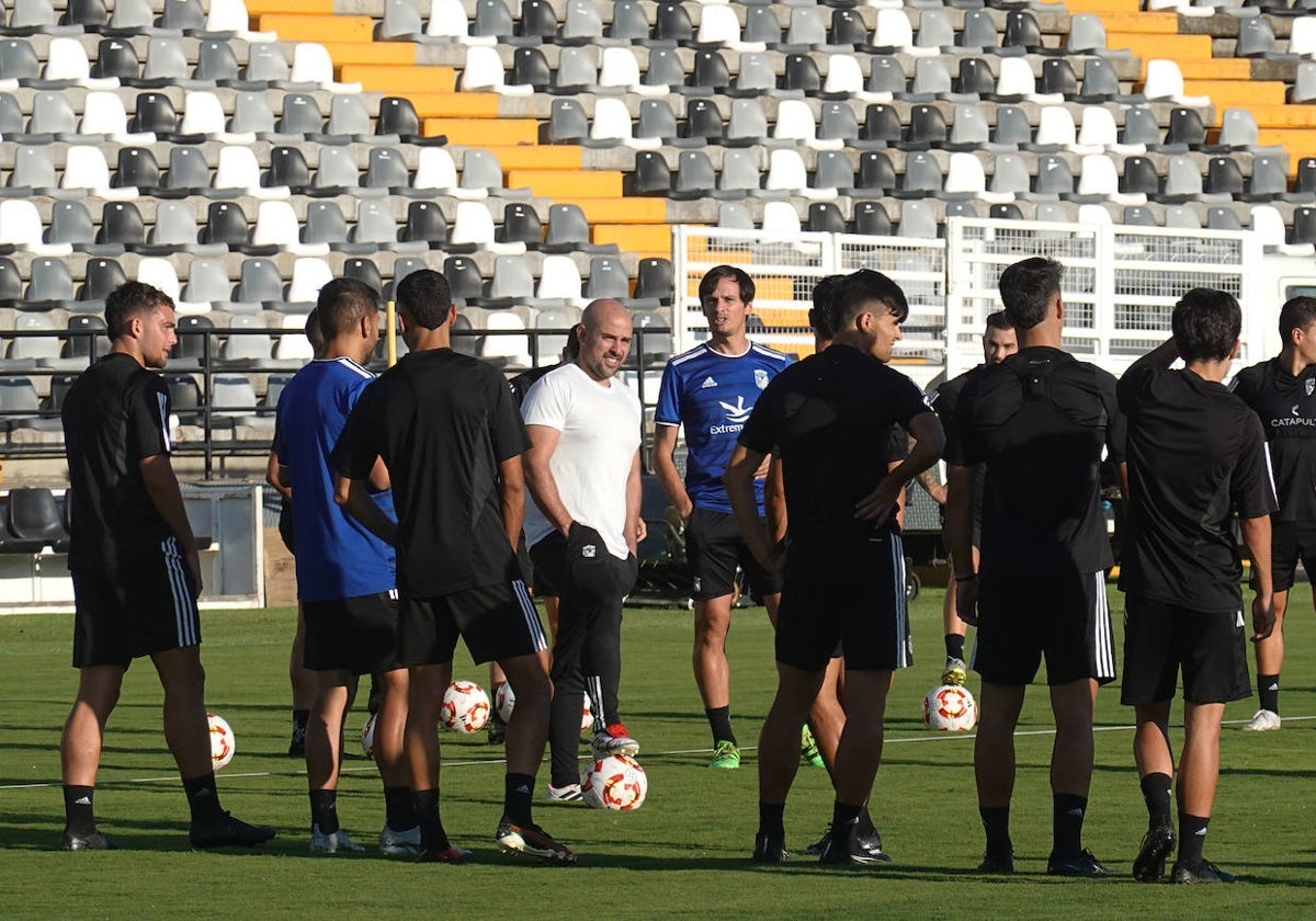 Luis Oliver Sierra se dirige a los jugadores en la sesión de este miércoles en el Nuevo Vivero.