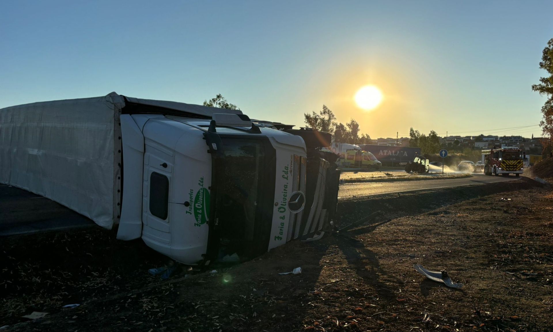 El conductor del camión, de nacionalidad portuguesa, pudo salir del vehículo por su propio pie. 