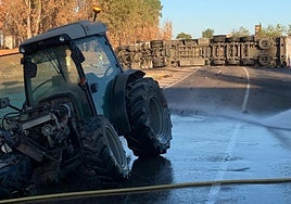 Así ha sido la colisión de un traíler y un tractor en Solana de los Barros