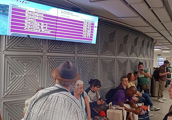 Pantallas anunciando la salida programda del alviaq.