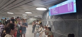 Usuarios esperando en el hall de Atocha para poder tomar el tren.