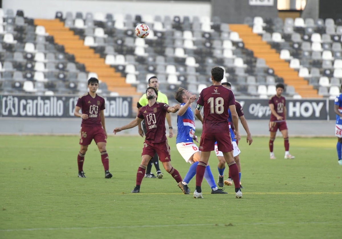 Partido amistoso del Badajoz frente al Don Benito en el Nuevo Vivero.