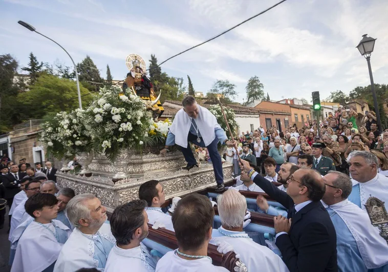 El alcalde Rafael Mateos entregó simbólicamente el bastón de mando a la imagen de la Virgen de la Montaña.