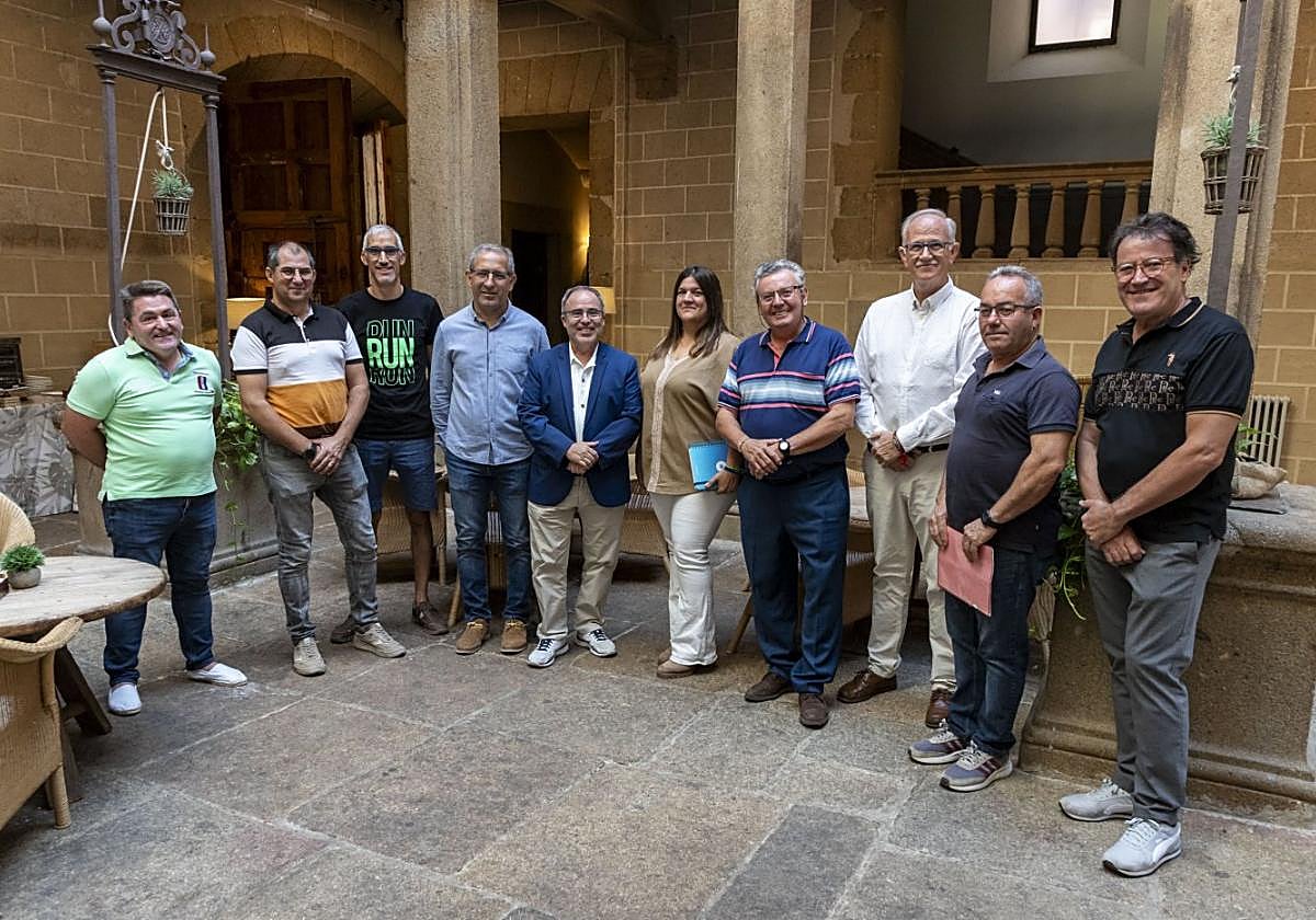 Francisco Martín, portavoz del MSU-Norte, con algunos de los alcaldes que se sienten perjudicados.