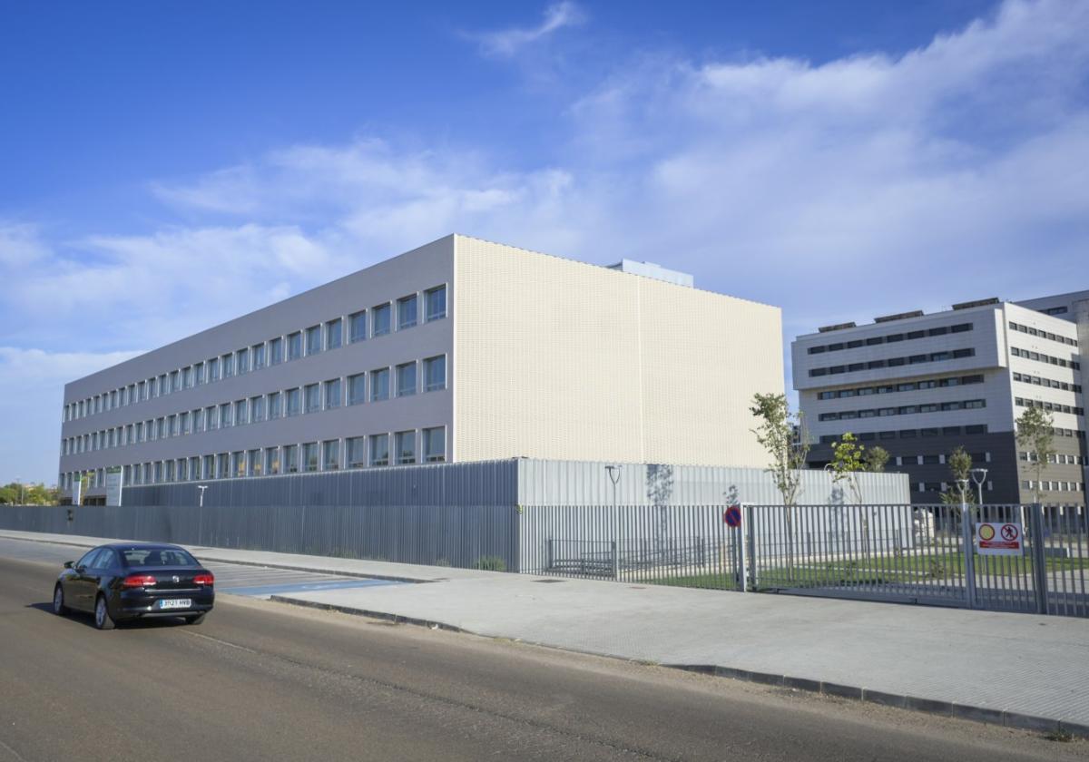 El edificio de la nueva Facultad de Medicina, junto al Hospital Universitario.