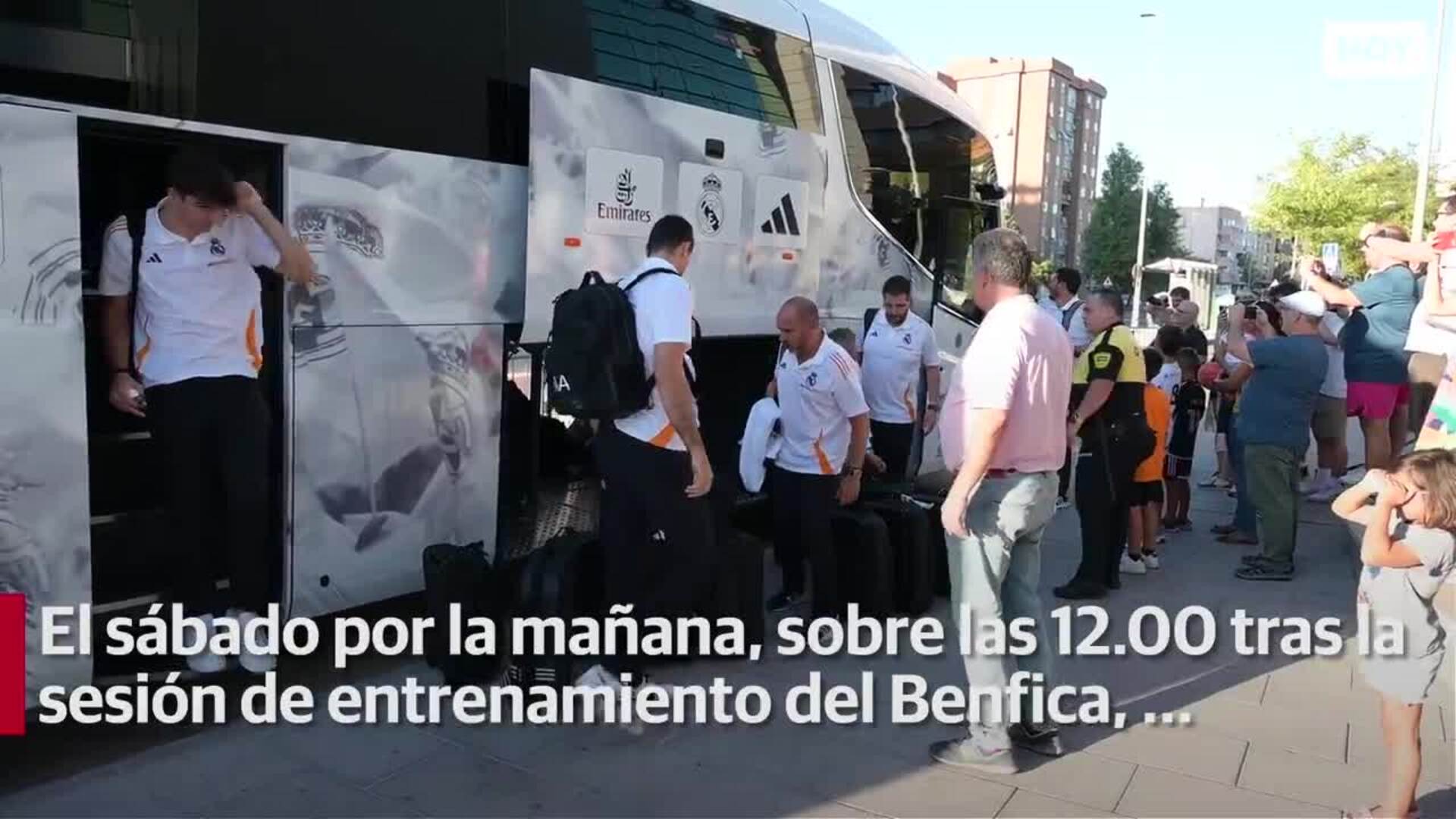 Los madridistas firman camisetas en el aeropuerto y en el hotel