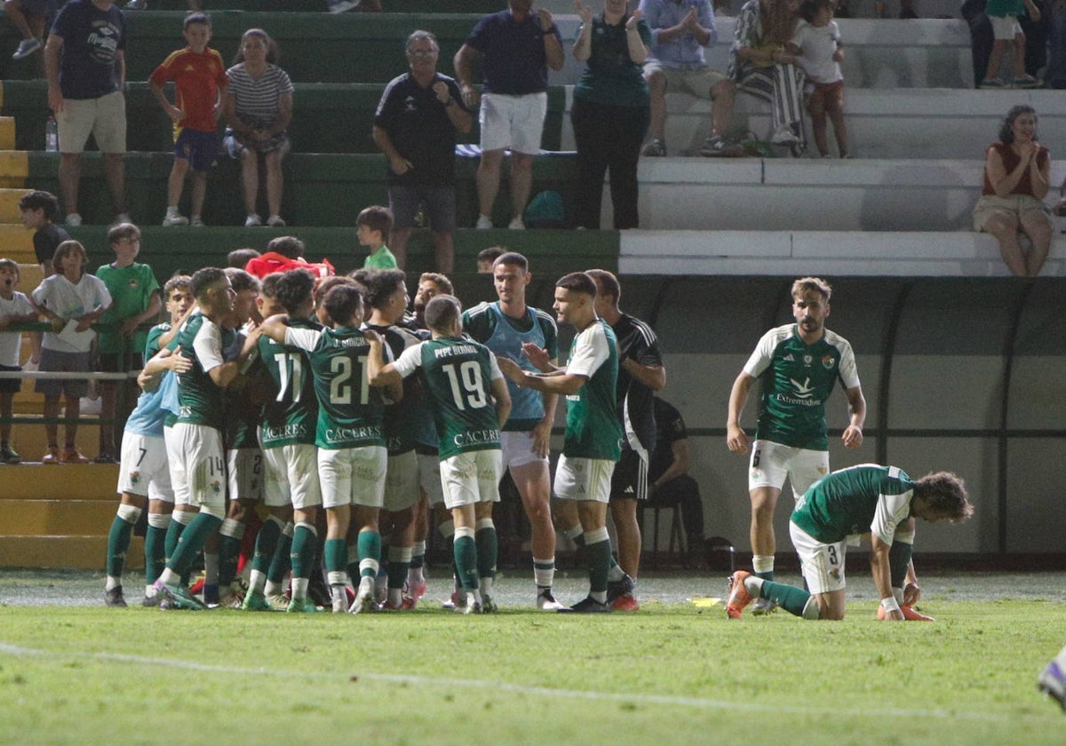 El Cacereño celebra uno de sus goles al Móstoles en la jornada inaugural.