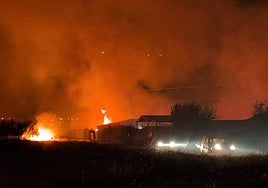 El incendio próximo a una zona de viviendas en Don Benito.