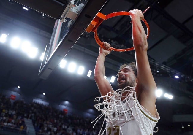 La costumbre de cortar la red al ganar un título, de eso sabe mucho Llull.