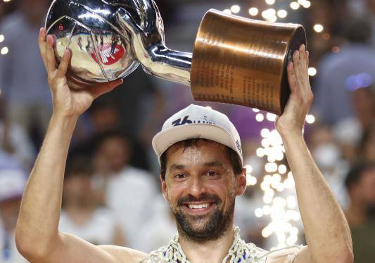 Sergi Llull levanta el trofeo de una de las últimas ligas ganadas por el Real Madrid.