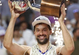 Sergi Llull levanta el trofeo de una de las últimas ligas ganadas por el Real Madrid.