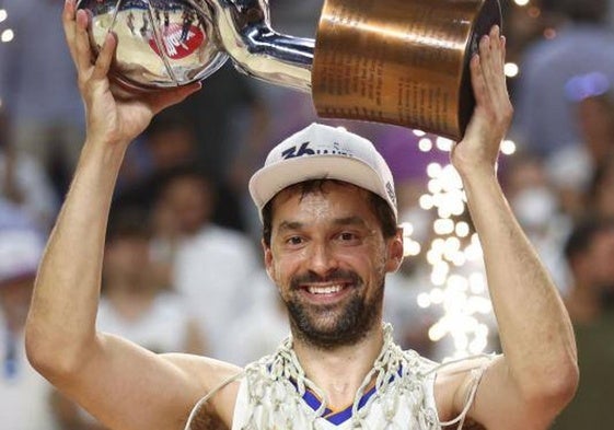 Sergi Llull levanta el trofeo de una de las últimas ligas ganadas por el Real Madrid.