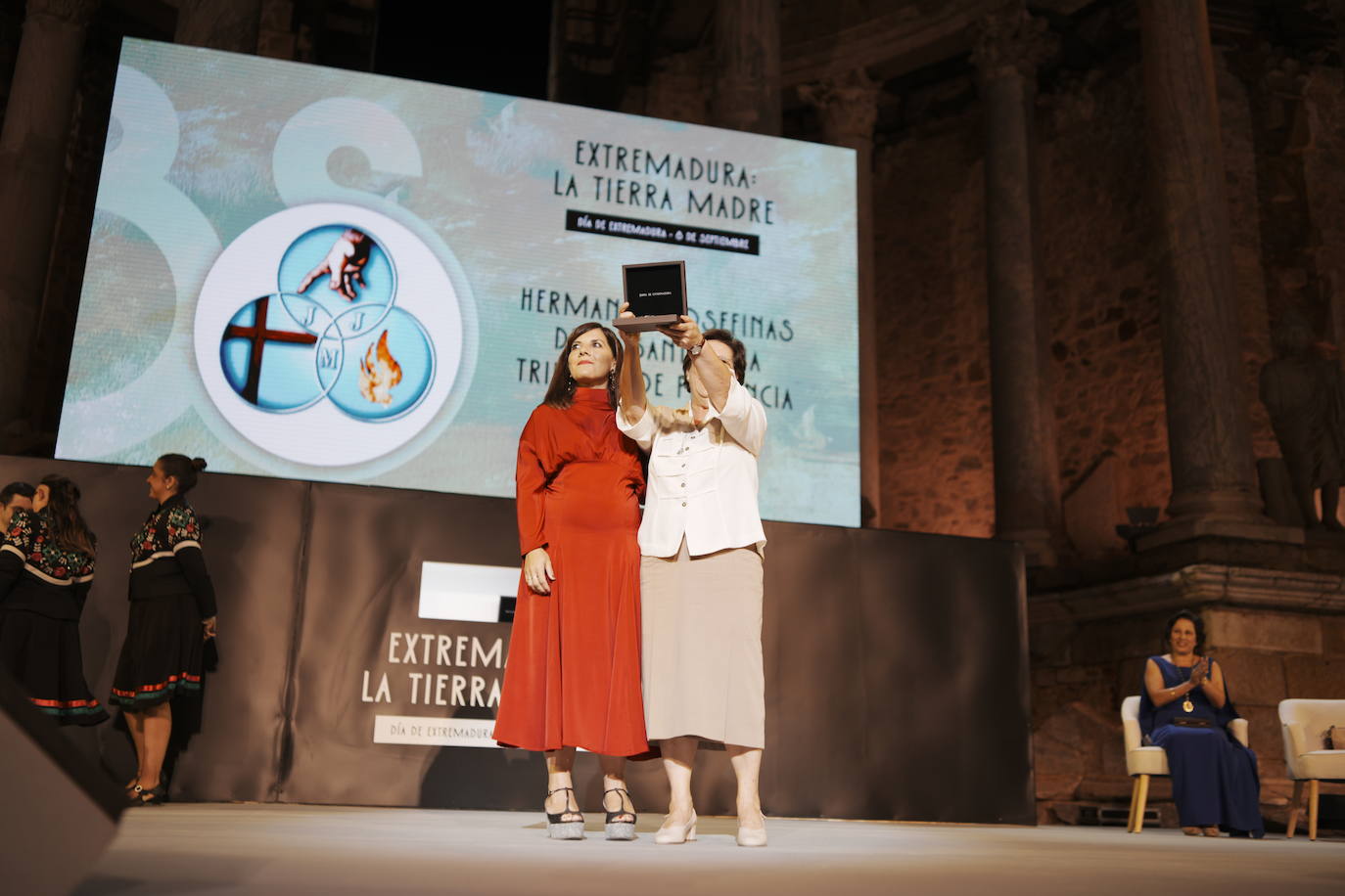 La profesora del instituto de Quintana de la Serena y premio a la mejor docente de España, Susana Díaz, ha hecho entrega de la Medalla a María Luisa Dávila, en representación de las Hermanas Josefinas de la Santísima Trinidad de Plasencia.