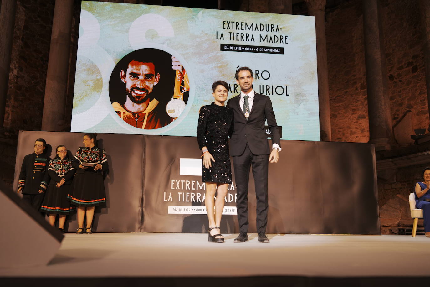 El atleta llerenense Álvaro Martín Uriol, doble medallista olímpico en París, ha recibido su reconocimiento de la atleta granadina María Pérez, con quien formó pareja en la prueba de relevos y logró el oro.