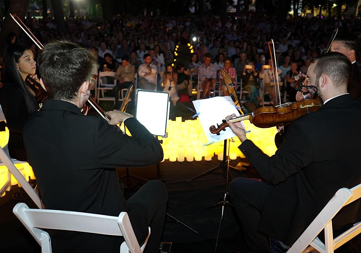 Las velas iluminan el arranque de la Noche en blanco a ritmo de Queen