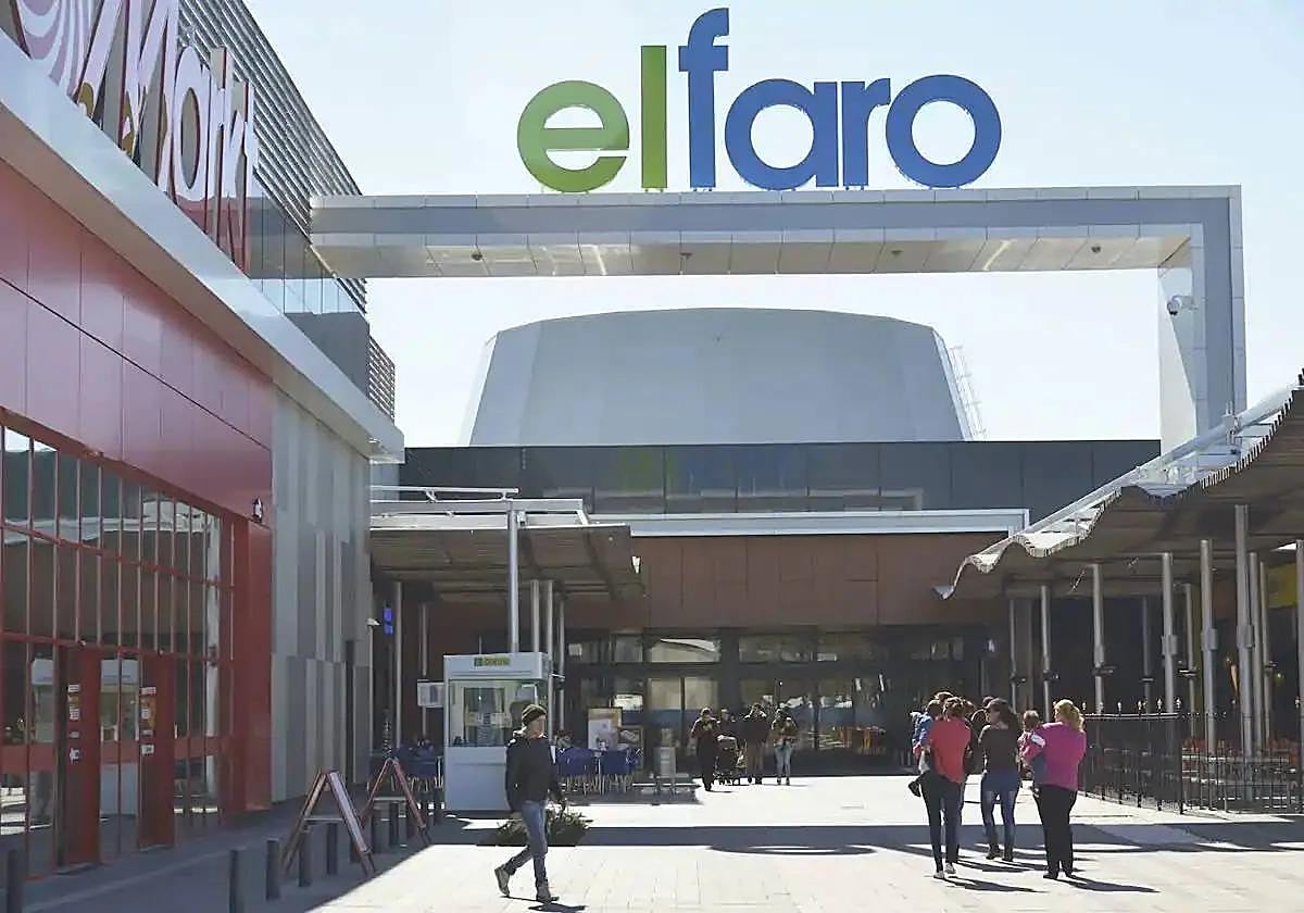 Uno de los accesos al centro comercial El Faro.