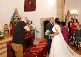 Eva y Juanpe contrajeron matrimonio ante la Virgen de la Montaña.