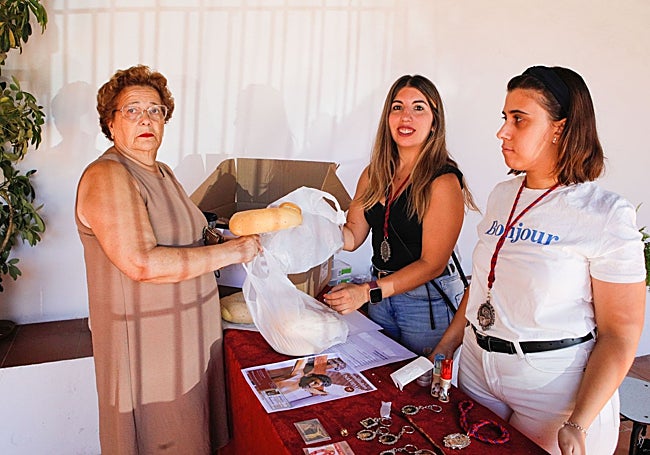 Mari Ángeles Holgado compró roscas que puso a la venta la cofradía del Humilladero.