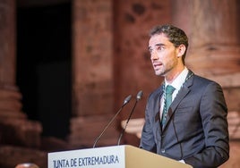 Álvaro Martín durante su discurso al recibir la Medalla de Extremadura.