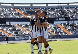 Álex Alegría es felicitado por sus compañeros tras marcar uno de los tres goles con el Badajoz.