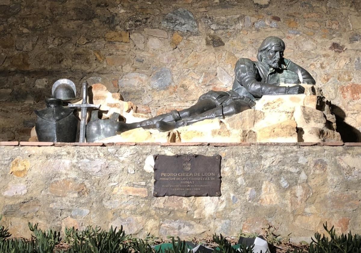 Escultura que adorna el parque que lleva el nombre de Cieza de León en Llerena, obra del escultor extremeño Ricardo García Lozano.
