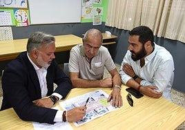 Fernando Pizarro y David Dóniga, junto a Emilio Montes, presidente del barrio Virgen de Guadalupe.