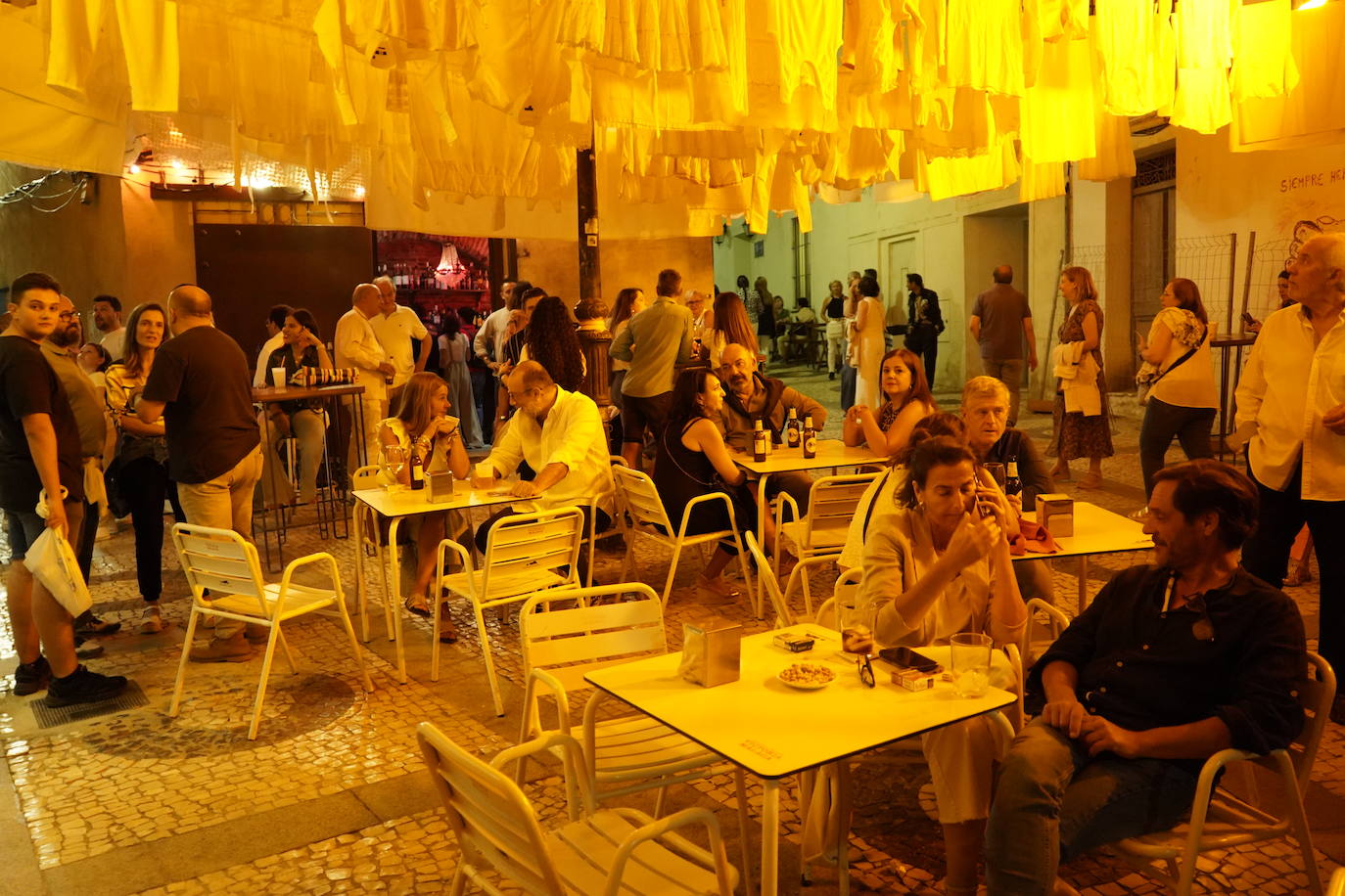 Las calles repletas en la Noche en Blanco de Badajoz | Fotos