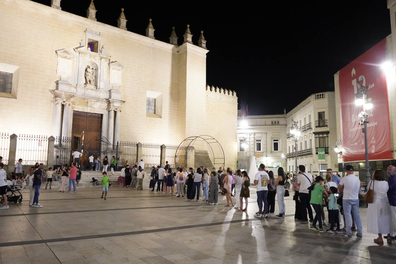 Las calles repletas en la Noche en Blanco de Badajoz | Fotos