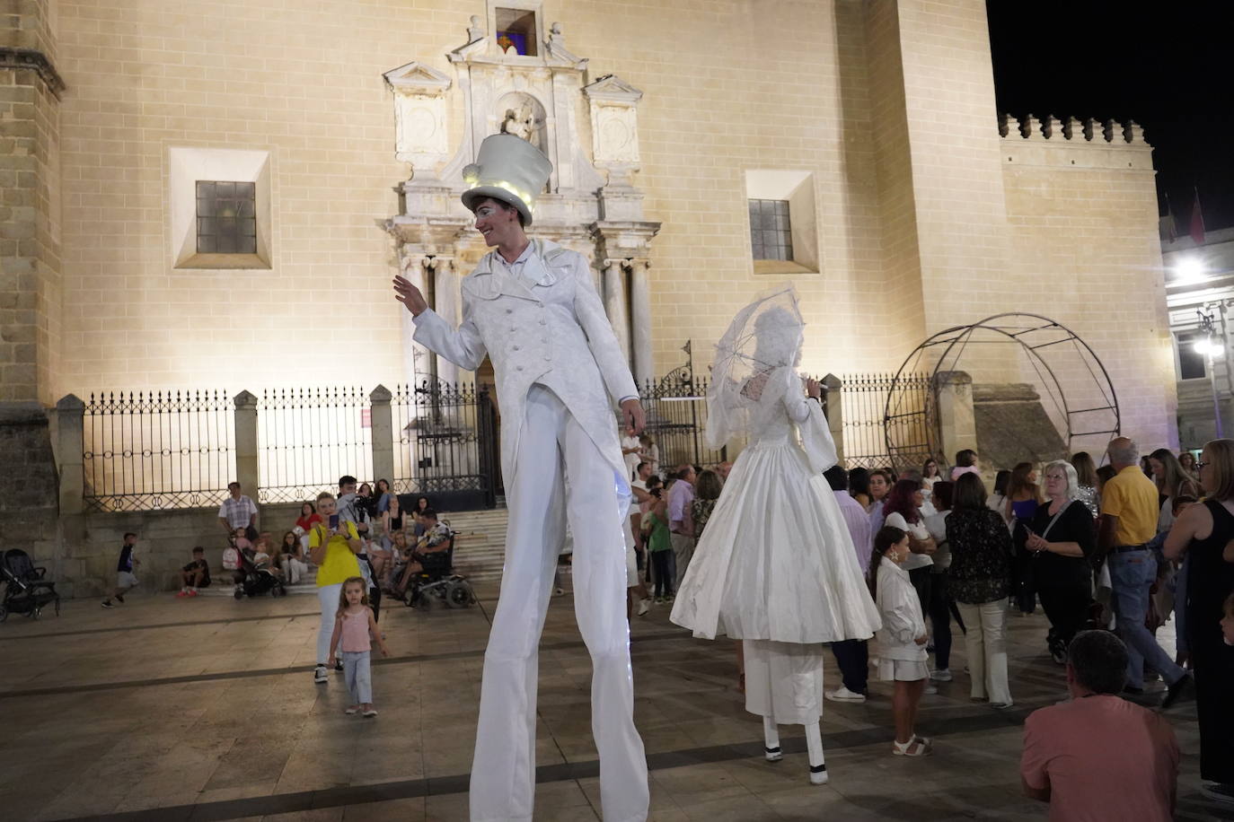 Las calles repletas en la Noche en Blanco de Badajoz | Fotos