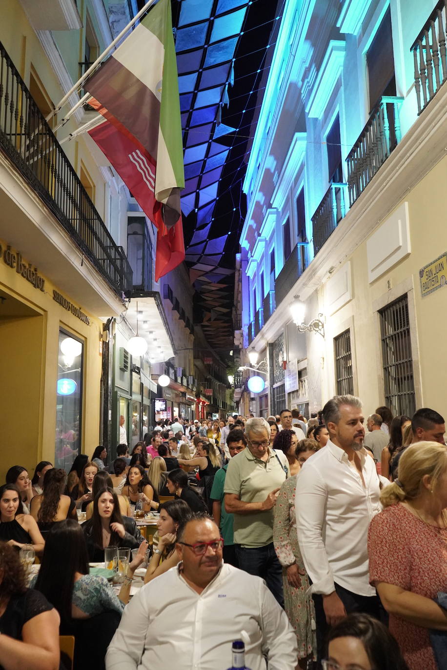 Las calles repletas en la Noche en Blanco de Badajoz | Fotos