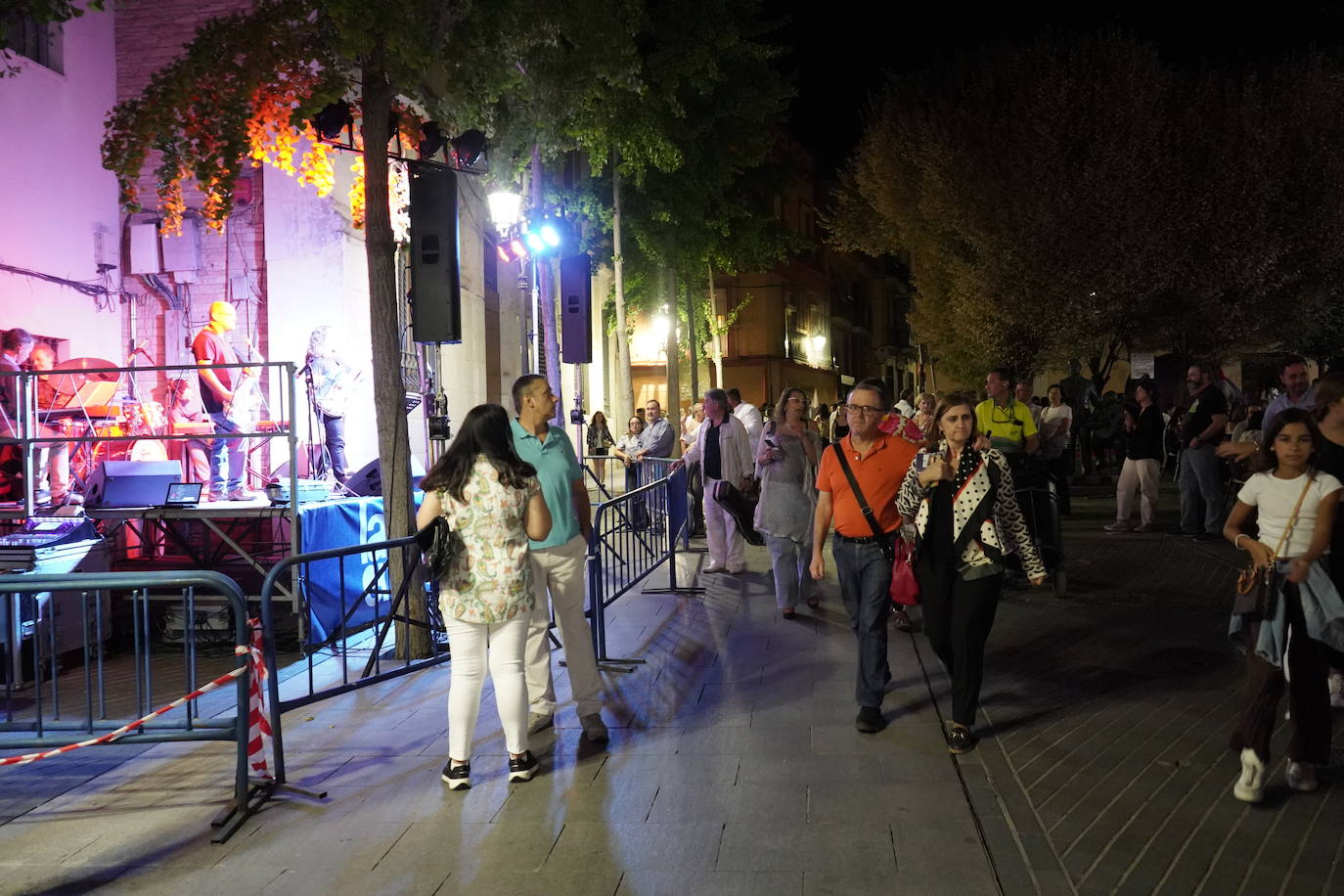 Las calles repletas en la Noche en Blanco de Badajoz | Fotos