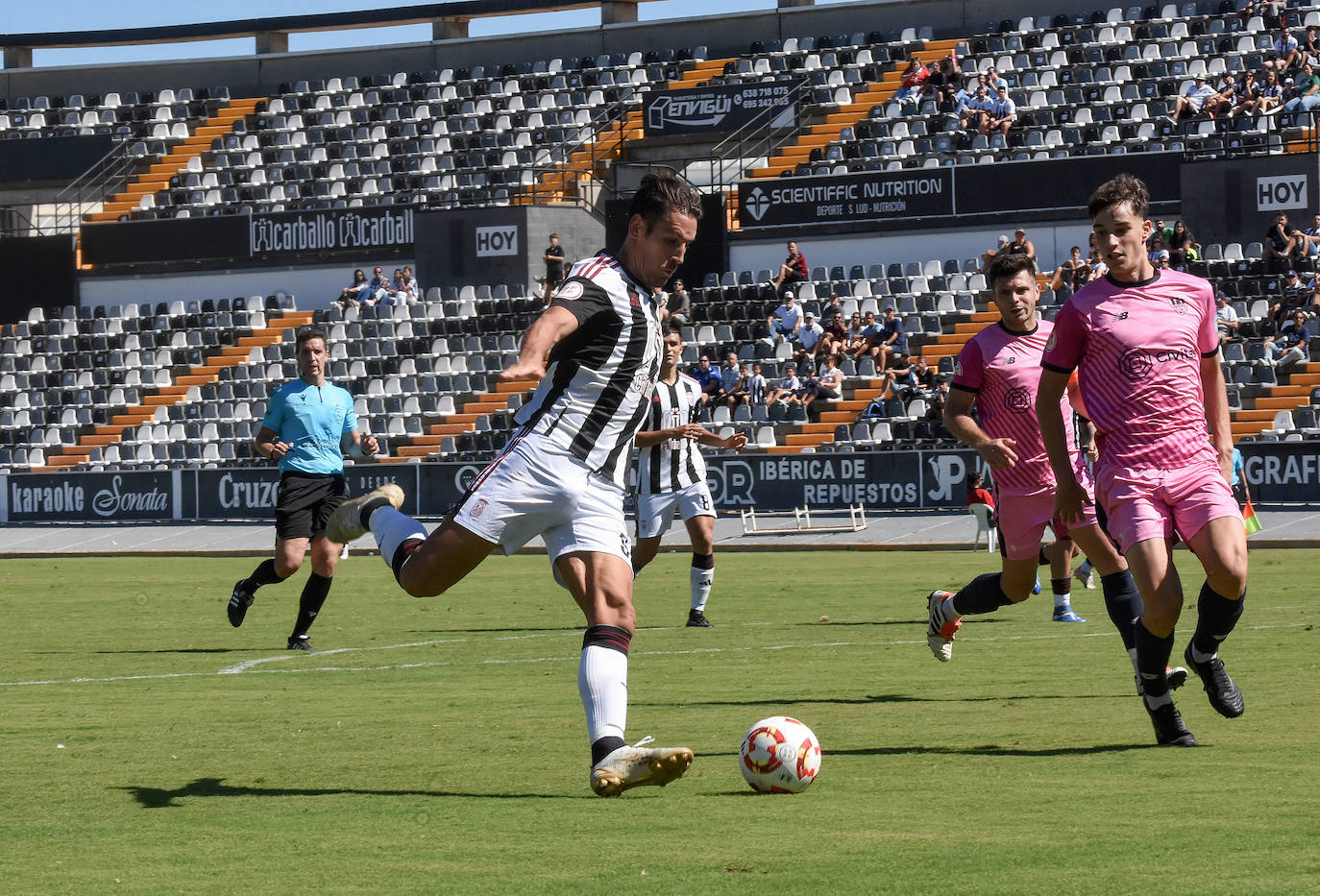 La victoria del Badajoz ante el Olivenza, en imágenes